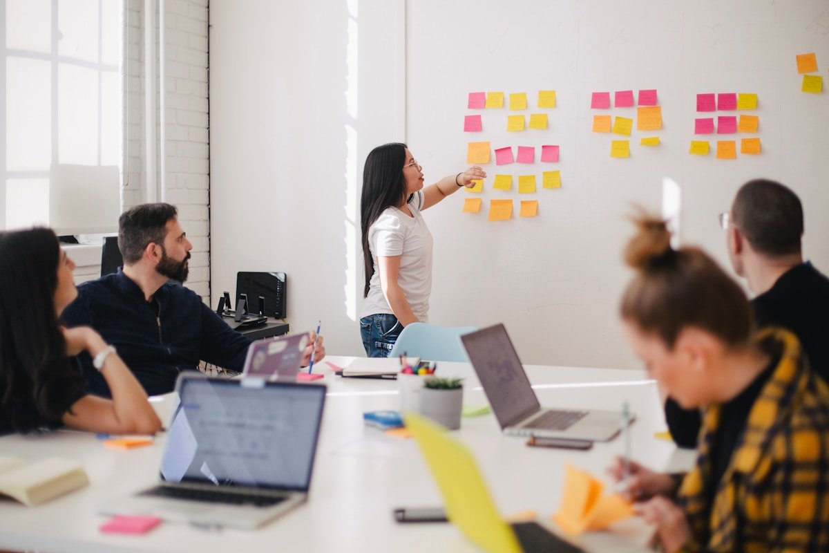 B2B sales and marketing leaders reviewing qualified lead scoring thresholds and CRM pipeline conversion